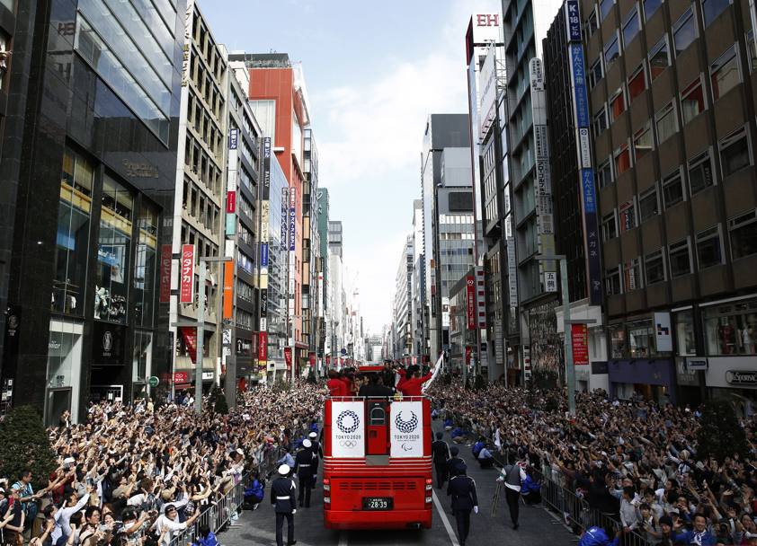 Giappone scalda i motori in vista di Tokyo 2020: 800mila persone hanno omaggiato gli olimpici e i paralimpici di Rio in parata nel distretto dello shopping della capitale. Ap